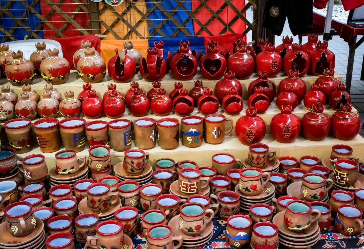 Керамика в форме граната на прилавке